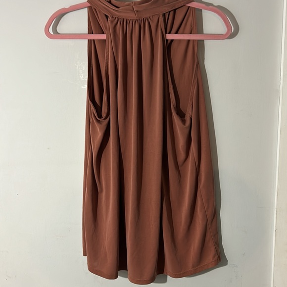 Green Envelope Sleeveless Blouse - Picture 3 of 4